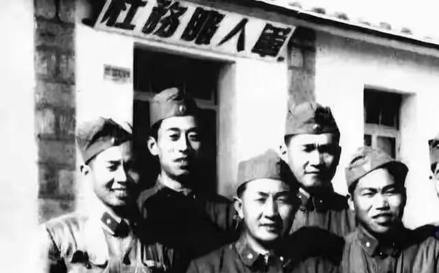 1958年夏，成都军区副司令员韦杰响应号召，下连队当一名普通列兵。团里组织射击