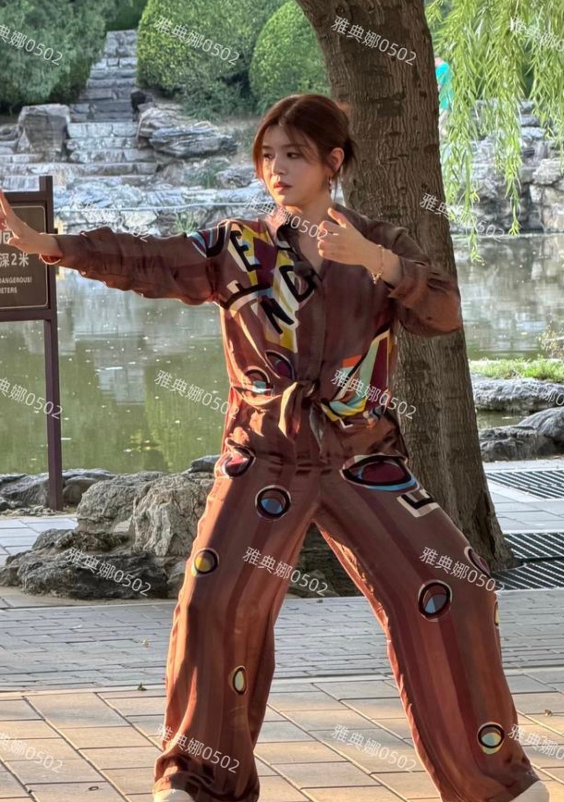 北京日坛公园偶遇陈妍希，怎么看起来本人跟精修图差别有点大呢，年龄感也上来了