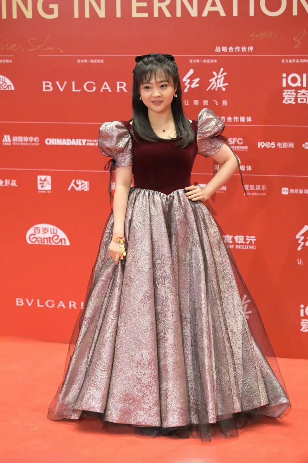 林妙可真是没长大，穿公主裙亮相，歪头卖萌不像个成年人！