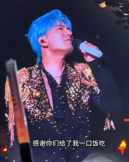 海来阿木在个人演唱会上，满场奔跑，5次下跪磕头，感谢到场的观众支持：“感谢你们养
