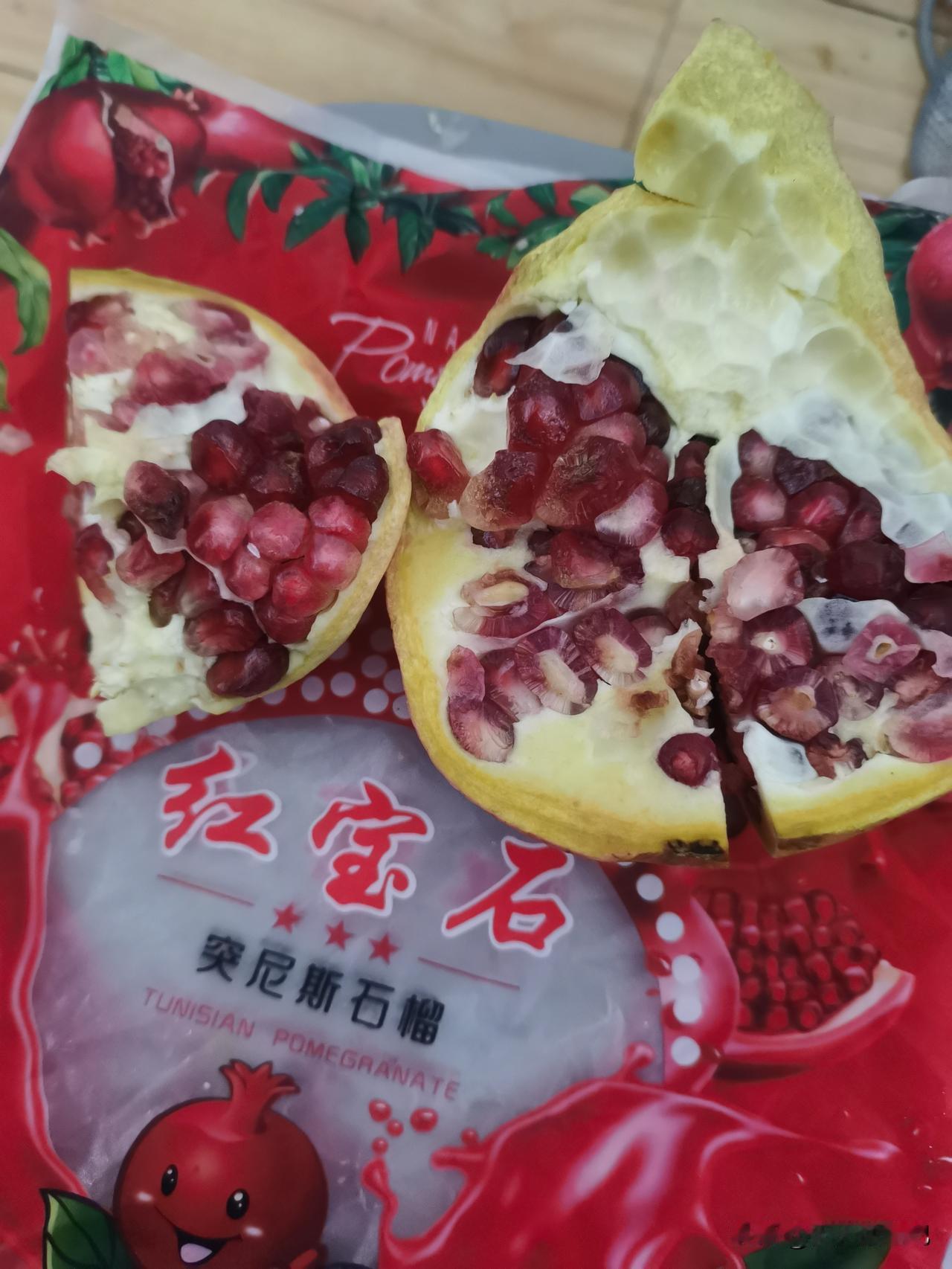国外的水果就是不一般啊，一个石榴都比，一个大人拳头还大，都不知道怎么吃了，