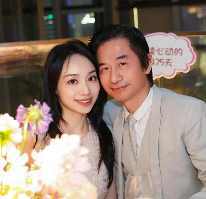 黄舒骏60岁了，当初45岁娶21岁的老婆，很多少人等着看他的笑话，一晃15