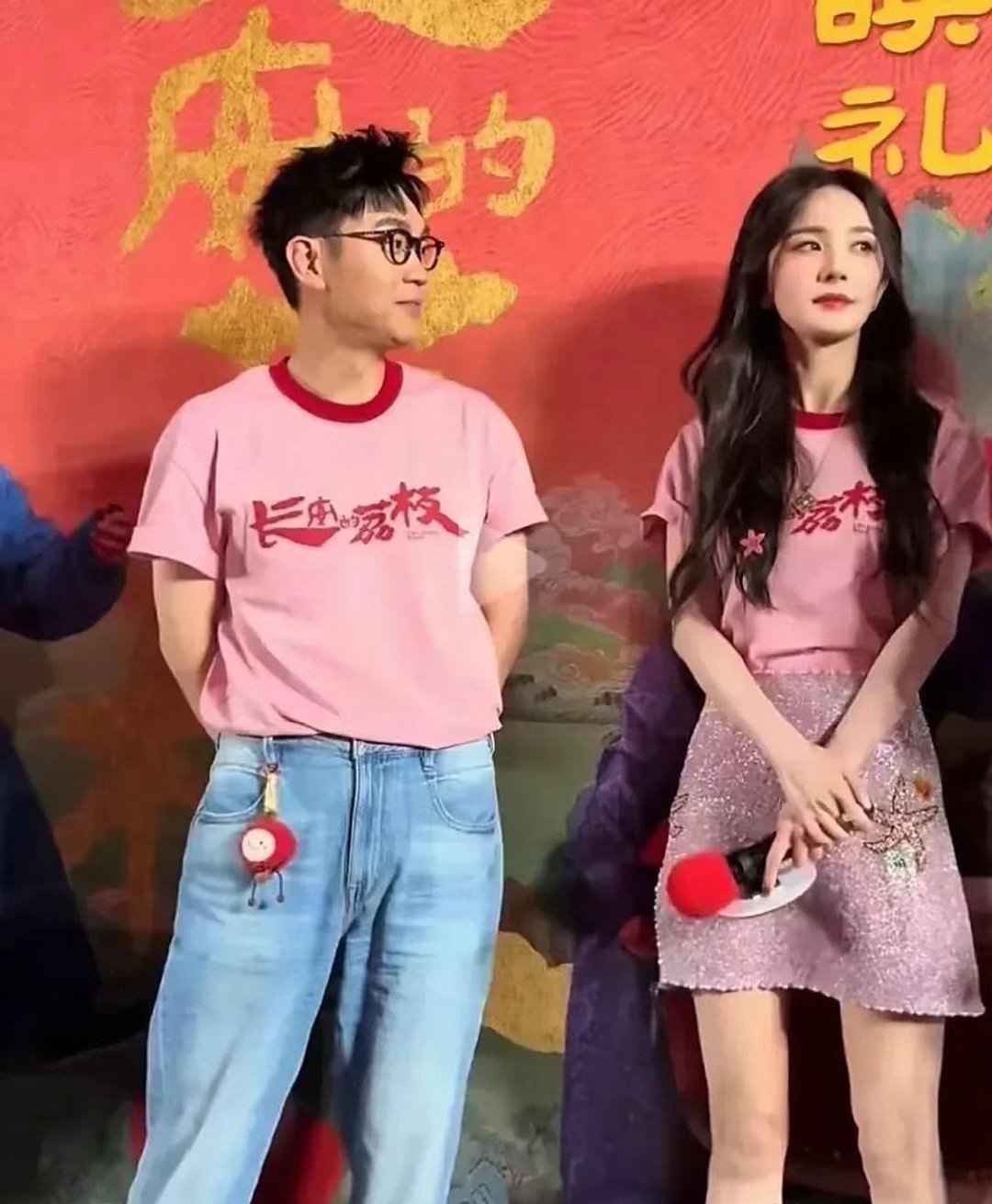 杨幂估计头都大了，这眼神躲还是不躲