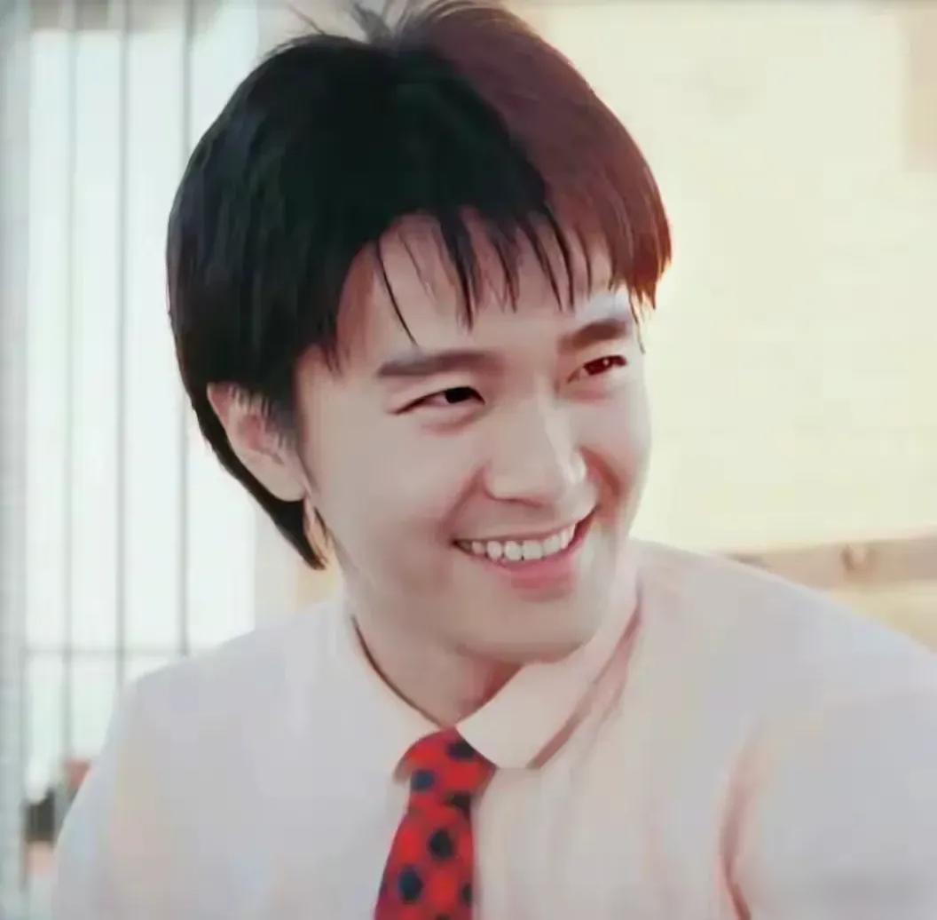 1990年，王晶花重金找来周星驰出演《赌侠》里的男二陈小刀，可是周星驰根本演不了