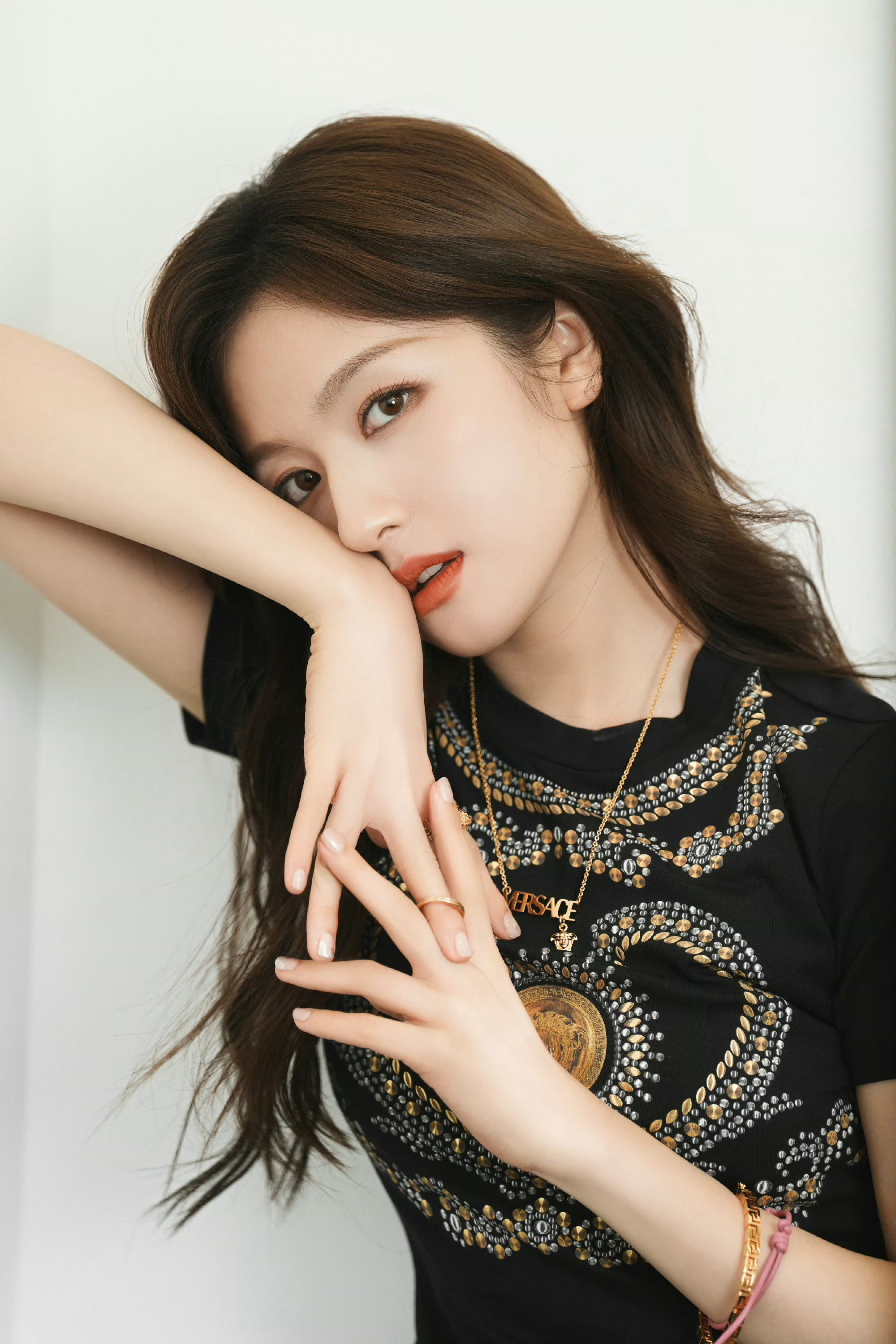 李兰迪×VERSACE此女的表现力绝了大品牌吻上来吧​​​
