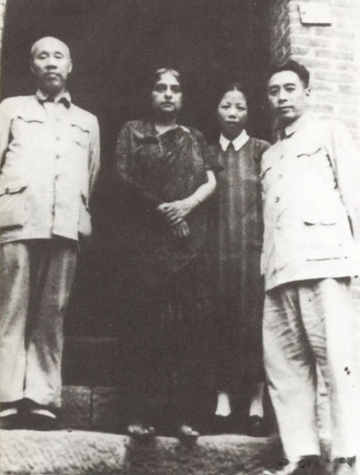1940年，​周恩来、董必武、邓颖超在重庆红岩村八路军办事处接见印度社会活动家查