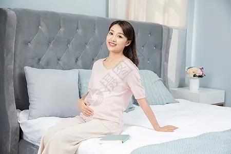 “楼下邻居怀孕了，让我不要装修，说影响她休息，让我等她做完月子再装，可是她才怀孕
