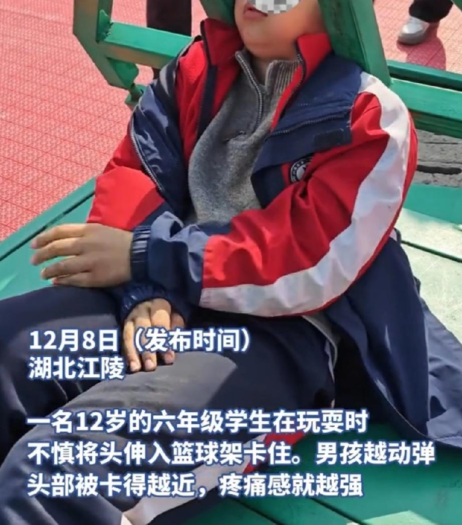 12月8日，湖北荆州。江陵一名12岁的6年级的小男孩，在学校篮球场和同学们玩耍。