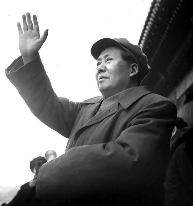 为啥咱中国人，就是忘不了他？今天聊聊毛主席。为啥这么多年过去了，一提他的名字