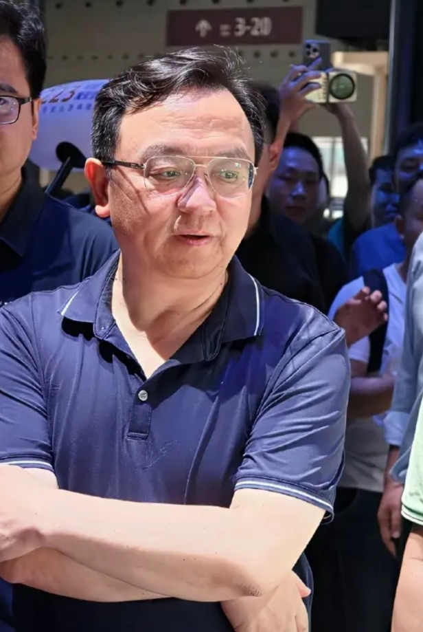 比亚迪王传福，不会带墨镜，不会耍酷，更不是富二代。他不止在一个场合说过，他只是一