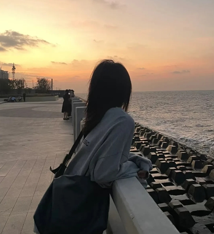 离职后我删除了前同事离职后，工作群一退，好友列表里前同事统统删除，删掉才是断