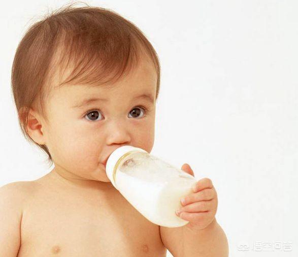 宝宝四个月了, 晚上吃了一次母乳, 吐了五六次, 是怎么回事