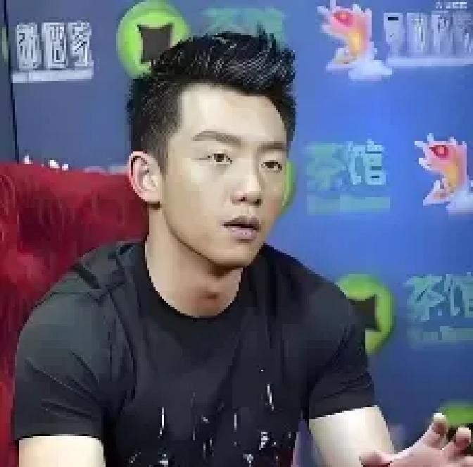 有一回主持人问郑恺：“你一天最多赚过多少？”郑恺特淡定：“7个亿。”事情发生在2015年，那会儿《奔