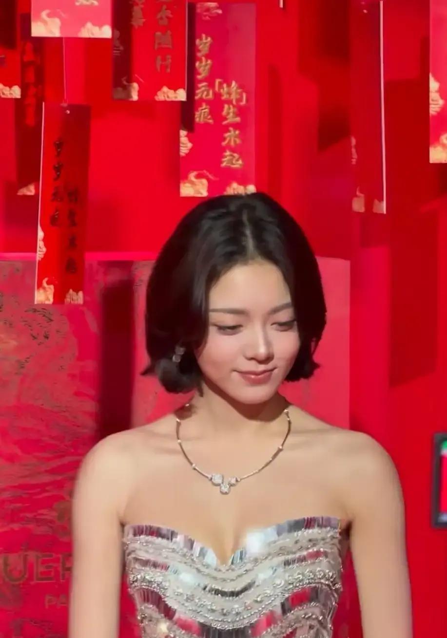 她剪短发被骂“显老”，粉丝连夜做对比图解释，本人采访里却笑着摇头。原来这发型是