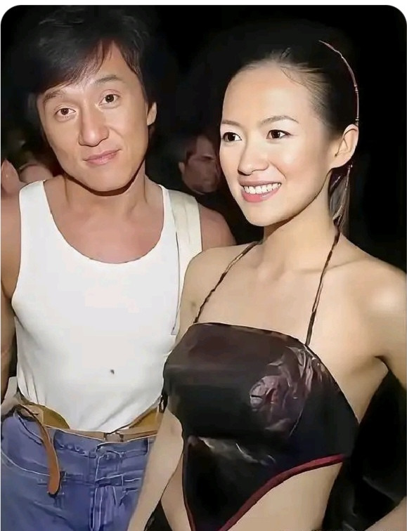 2001年成龙47岁生日宴，章子怡对着成龙直接亲上去，不是礼貌的贴脸，而是直接亲，事后还不忘擦脸上的