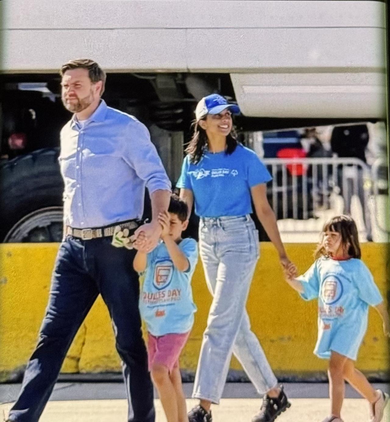 瞧这一家子！一男一女带着两个孩子同行，男士穿蓝衬衫牛仔裤，女士着蓝T恤牛仔裤戴蓝
