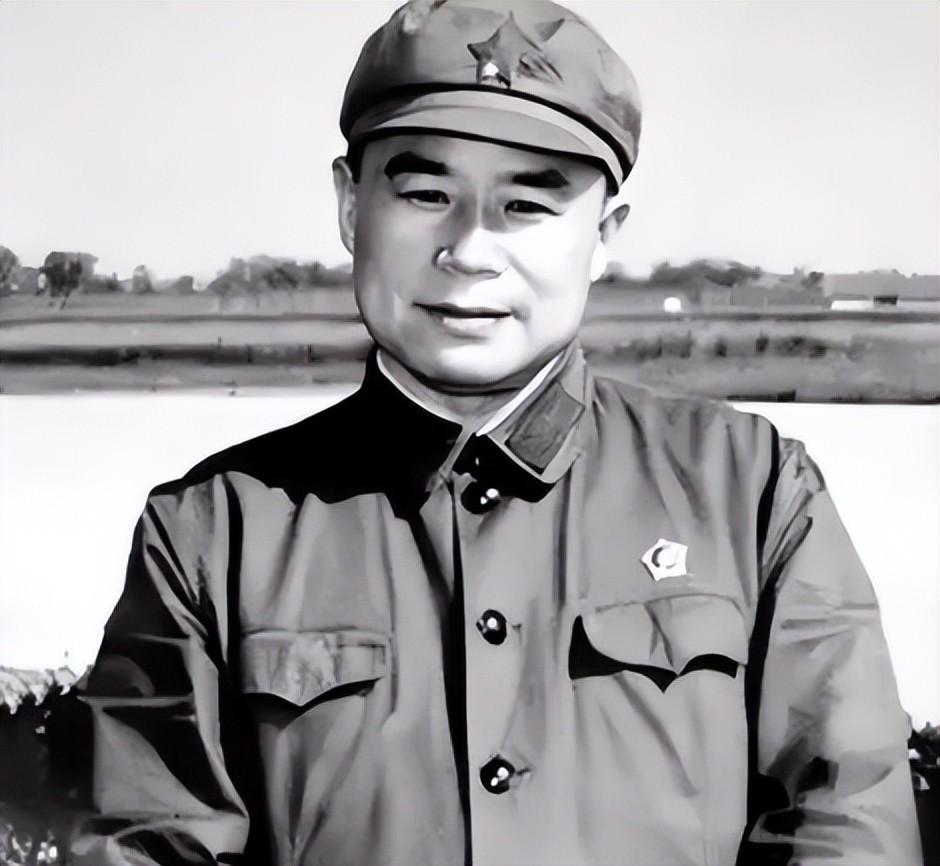🌞1968年夏，西华县黄泛区农场正值麦收，农场副场长王近山带头抢收。极个别
