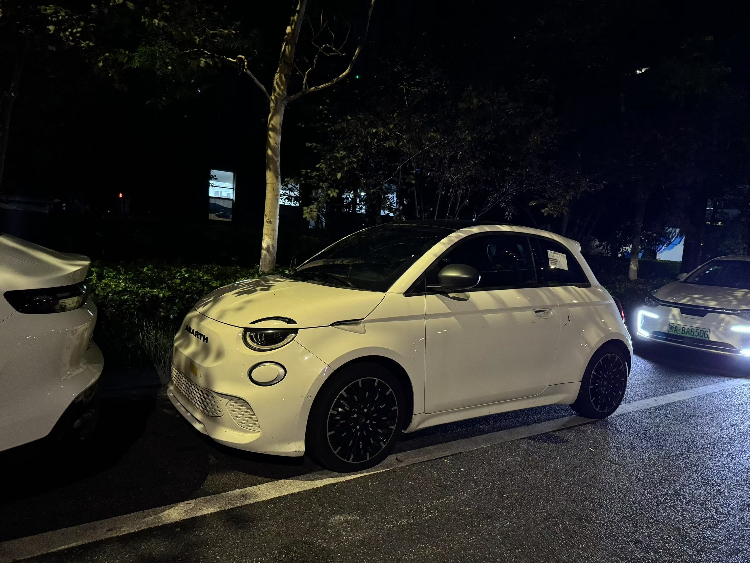 朋友拍到的Abarth500e！杭州也是好起来了，自从有了零跑