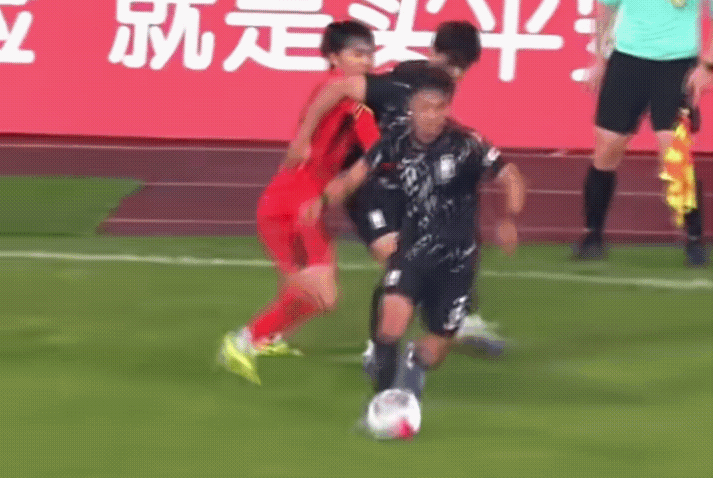 真是一万个想不到，在成都举办的第八届熊猫杯比赛中，U22国足球员拜合拉木用一记精