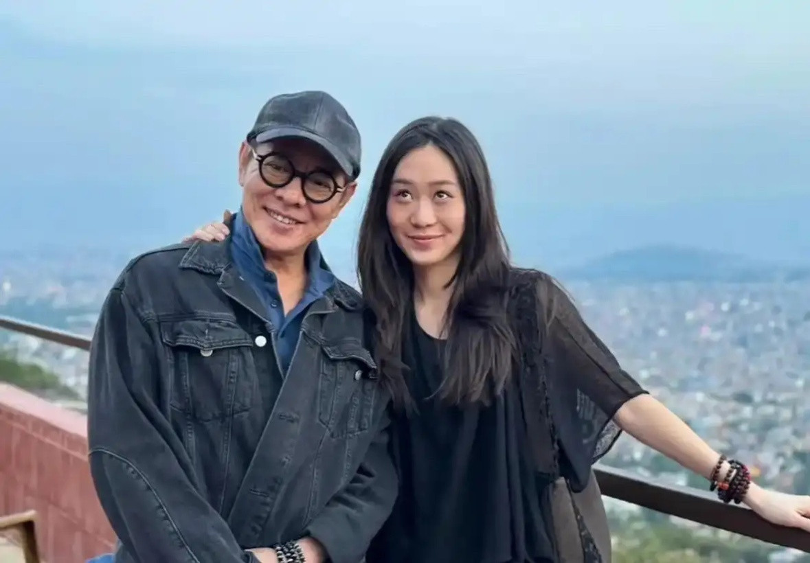 63岁李连杰带小女儿现身尼泊尔修行，颜值回春状态大好，他气色红润神采奕奕，整个人