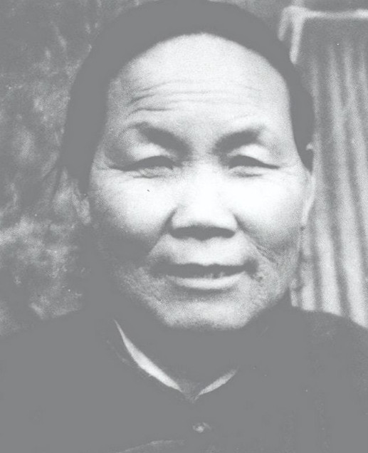 1940年，山东一大娘给八路军煮了浓稠的小米粥，饥饿的战士们狼吞虎咽。班长发觉不