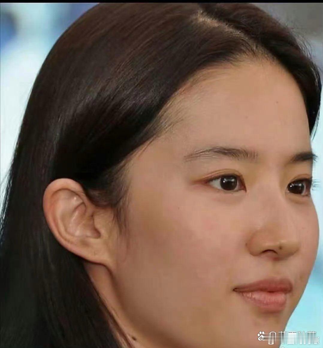刘亦菲生图镜头下，连脸颊的黑痣都清晰可辨，却丝毫没影响她的美，反而添了几分真实韵