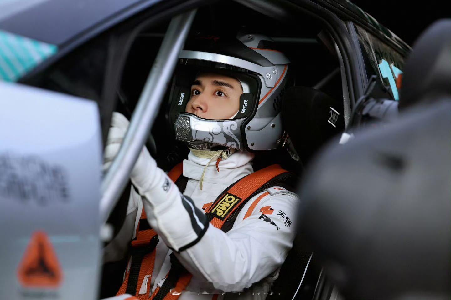 是谁还没有get到我们本哥的幽默感啊哈哈哈哈，他的幽默感不是某一句话特别搞笑那种