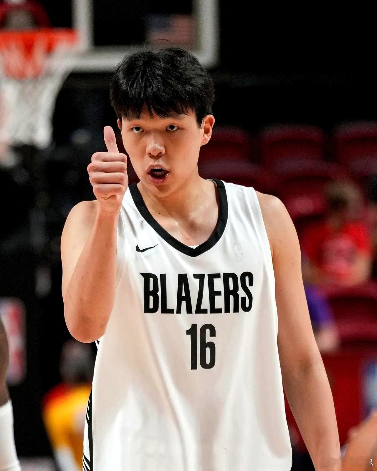 #杨瀚森上场机会#北京时间10月8日，开拓者对阵勇士的NBA季前赛，杨瀚森直到第四节才获得登场机会，