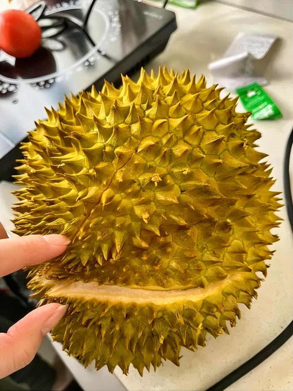 一网友去摊贩子那买榴莲，一个榴莲173元，网友想把那3元零头抹掉。老板直接上来