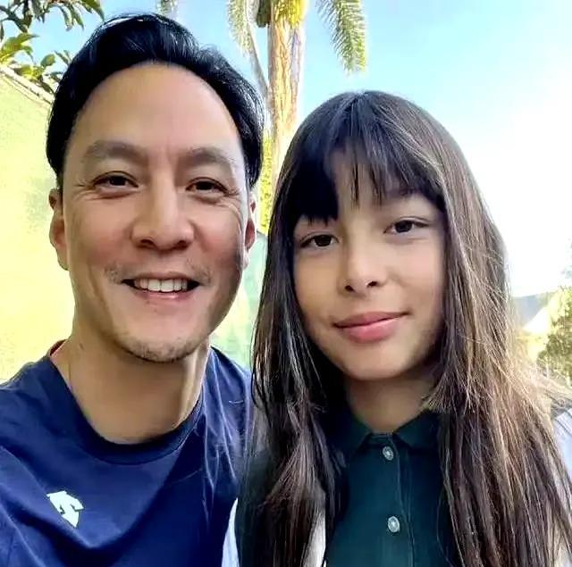 吴彦祖一家近日现身纽约街头，温馨同框尽显幸福氛围。年仅12岁的女儿随父母一同出行