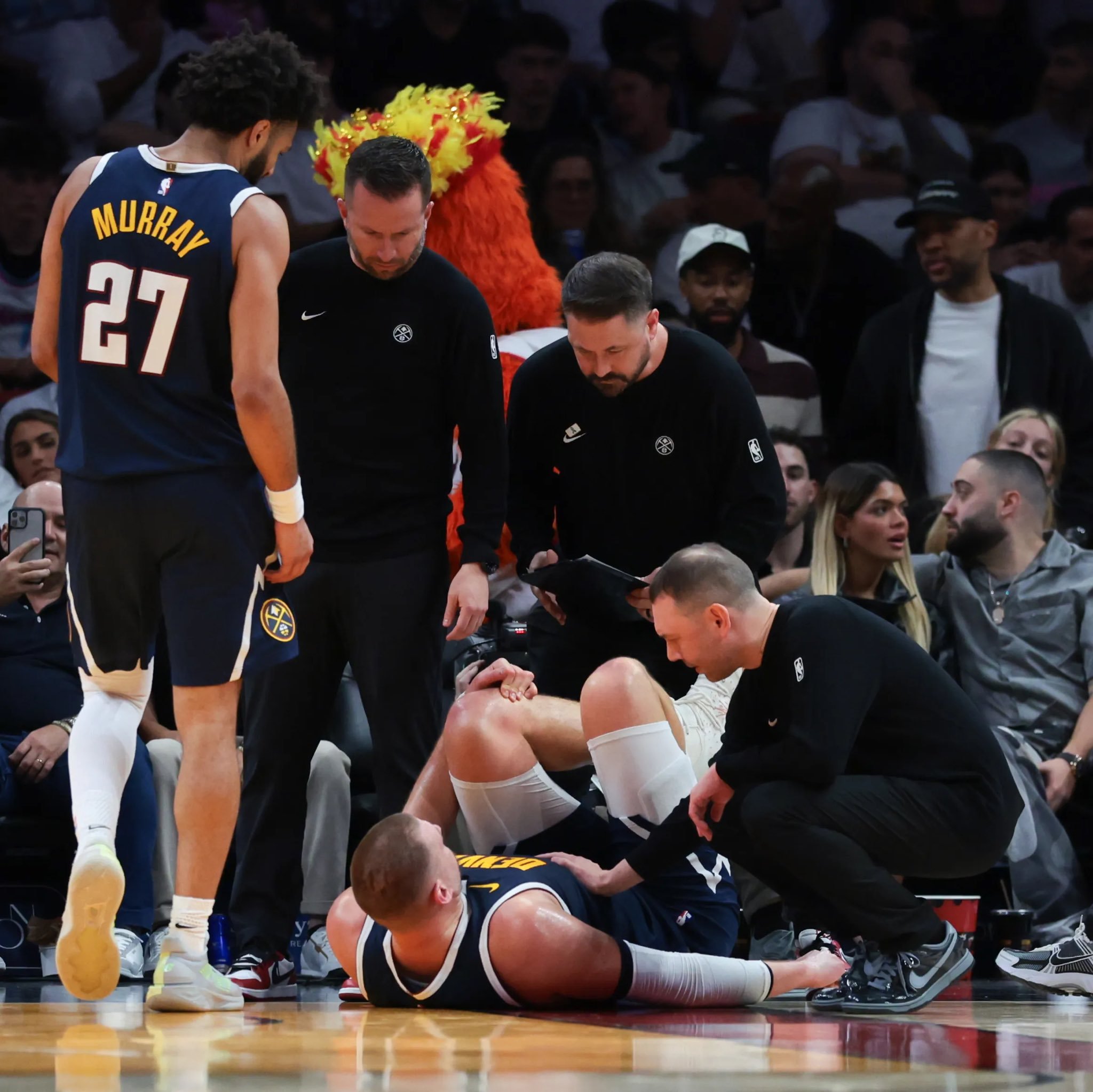 坏消息是约基奇至少缺席四周好消息是膝盖无结构损伤本赛季他是全勤的，但伤病有可能让