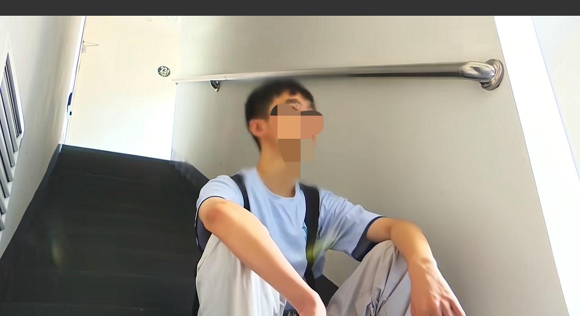 坐在楼道的男孩“有家难归”，父母把门锁换了，他说是父母嫌弃他没考上985高校，但