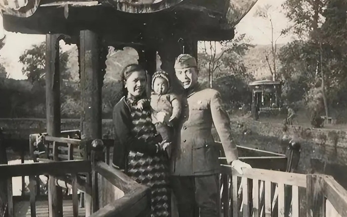 1938年，国民党高官陈尔晋和一位珠宝商之女结婚后没多久，他就发现妻子常常早出晚
