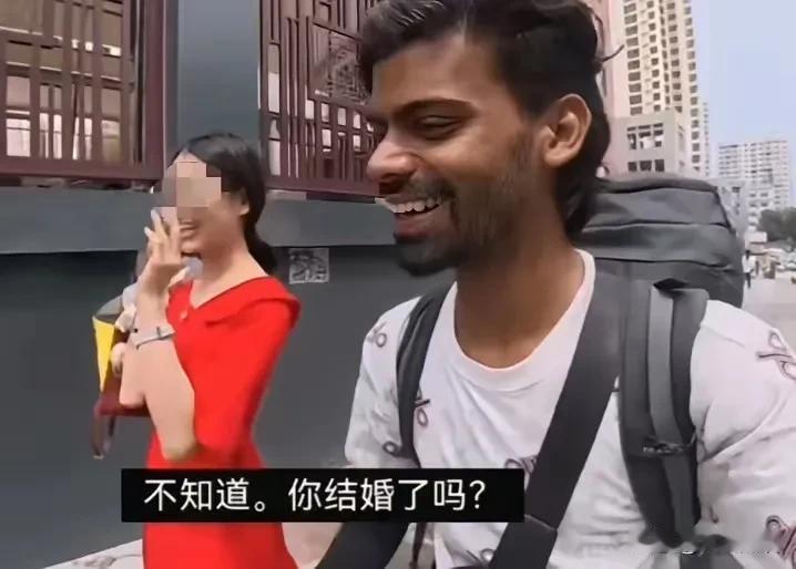 山西医护姑娘偶遇印度博主，全程掩盖不住内心的喜悦。这个山西本地的美女，碰巧遇上