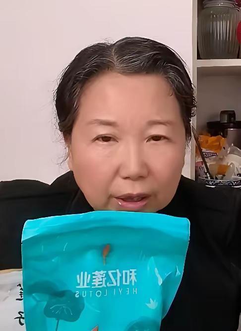 许敏和老杜这一对冤家又开始隔空对峙了，许敏发了一条和老姚逛商场的视频，老两口岁月