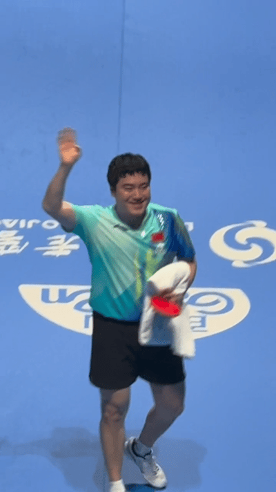 流泪了！被梁靖崑笑着挥手再见的样子整哭了。澳门世界杯，梁靖崑的比赛结束了，