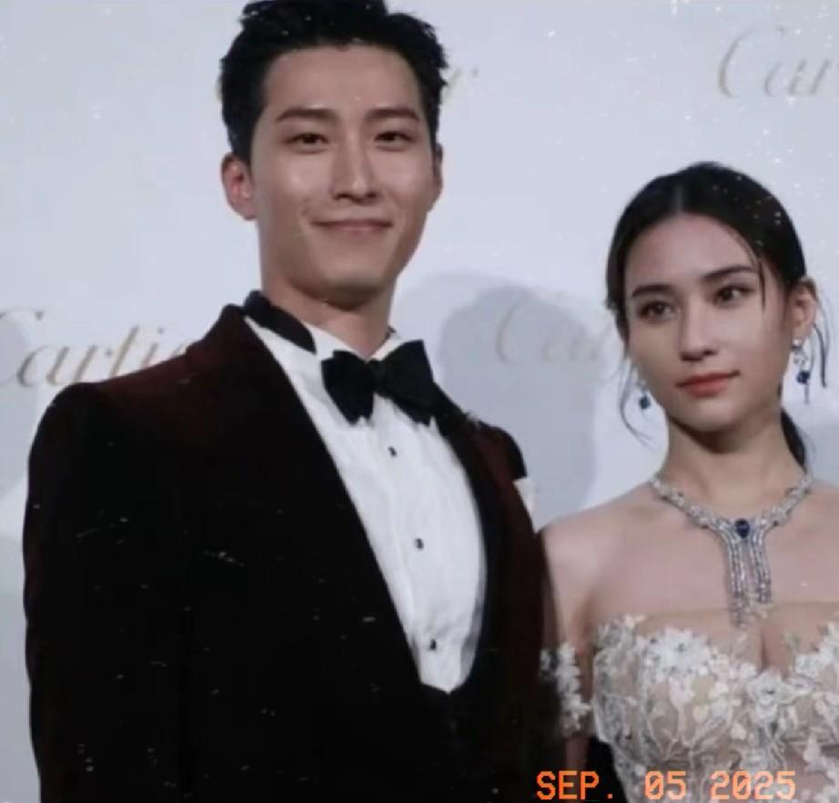 #何超莲不敢离婚是因为钱吗#说真的，何超莲这婚，看着风光，其实满是“不敢离”