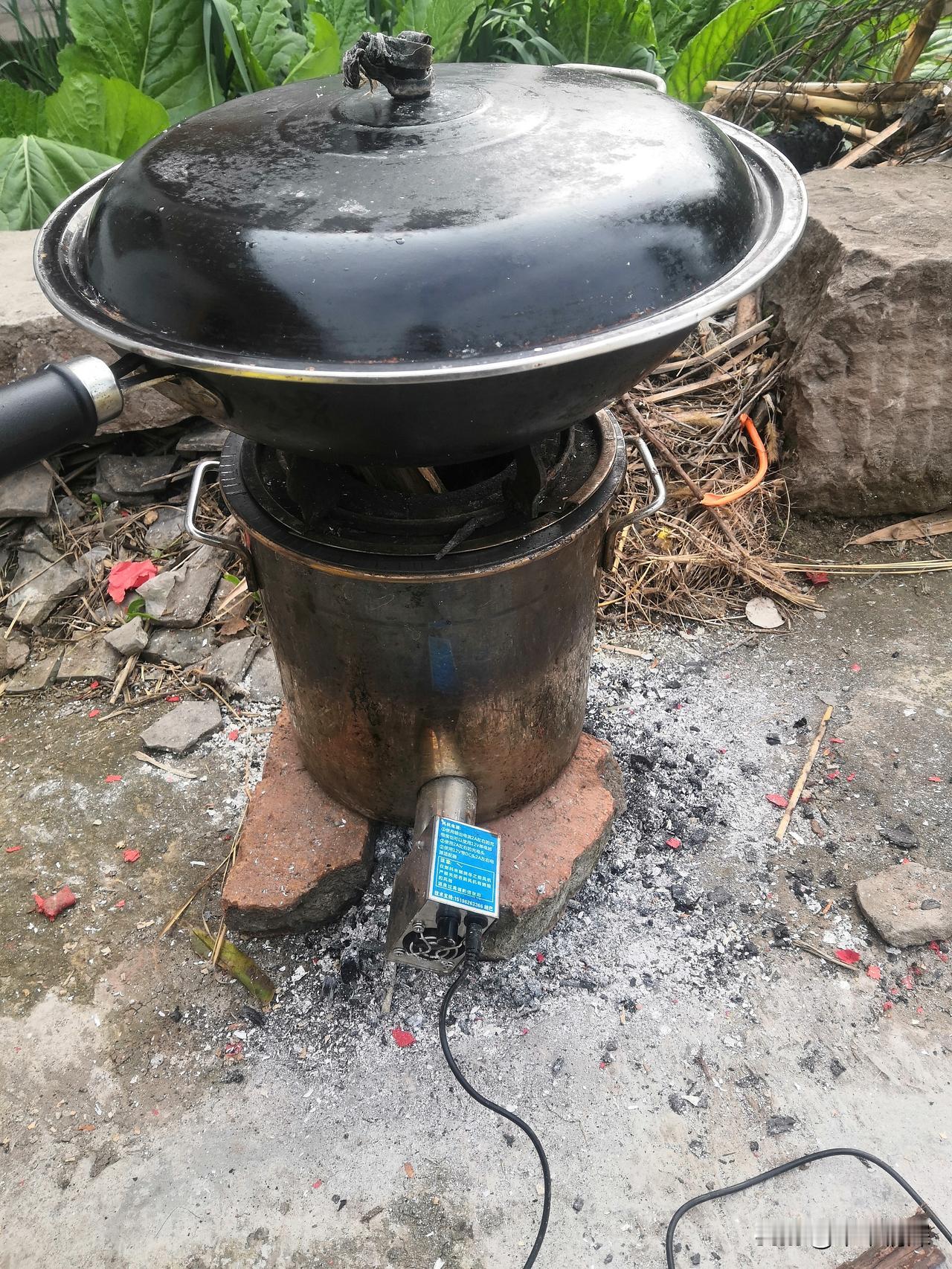 中江县冯店农村，夜很深了，电视机上正在直播着春节联欢晚会，坐在电视机旁看见电视机