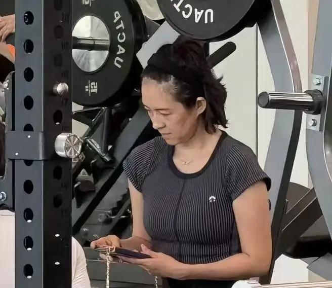 章子怡全素颜、无滤镜真容曝光！这两天都是章子怡的热搜，带两个孩子到阿那亚度假
