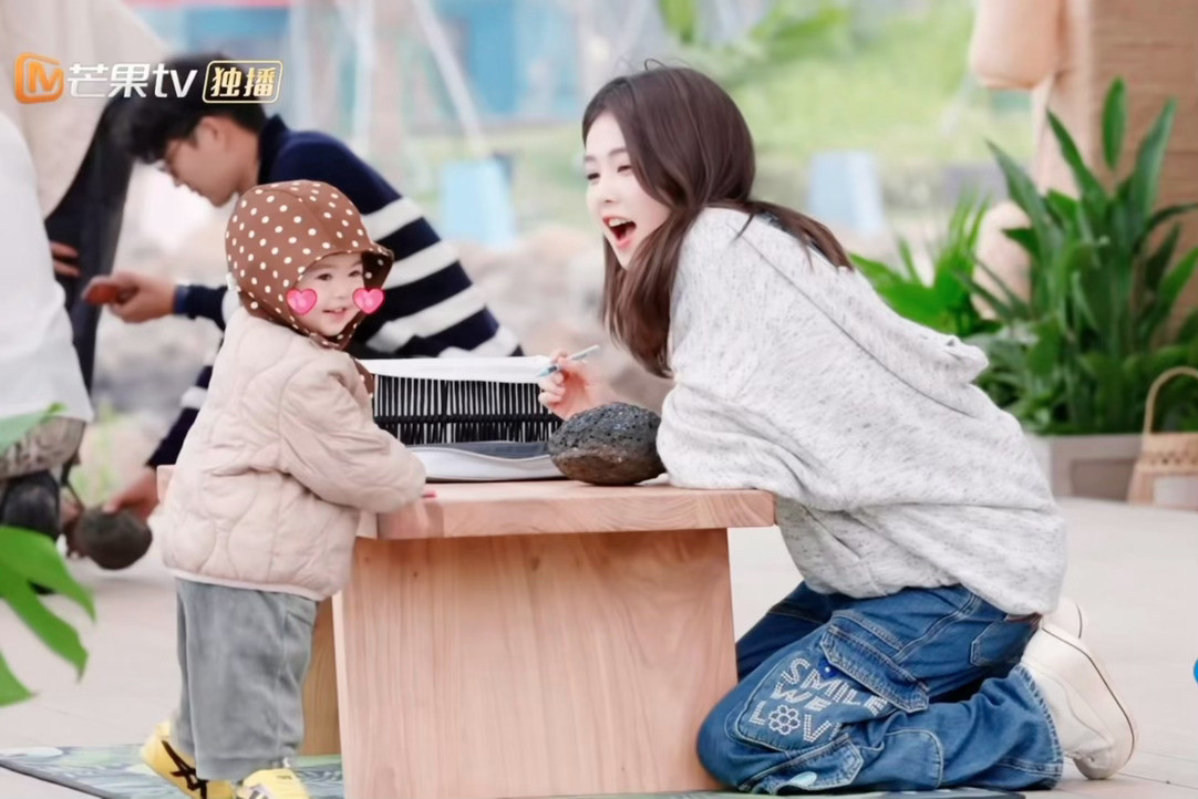 白鹿真的不能当我小姨吗心软软！这哪是女明星，分明是隔壁最会哄娃的漂亮小姨！！等我