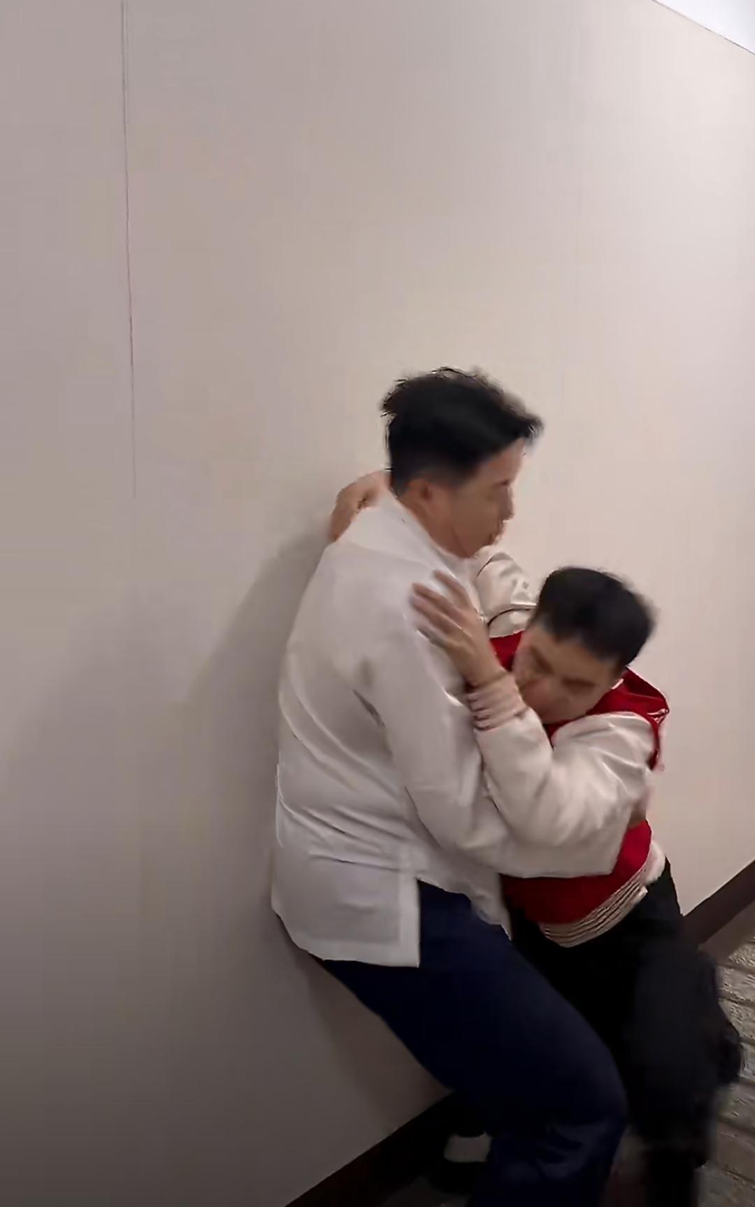 德云社郭德纲老说，社里讲究传统文化。其实从过年就能看出来。辈分小的是真下跪