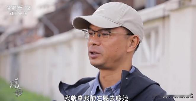 “谁还敢扶？”6月18日报道上海7旬老太乘坐扶梯时，重心不稳向后倒去，幸好一男子