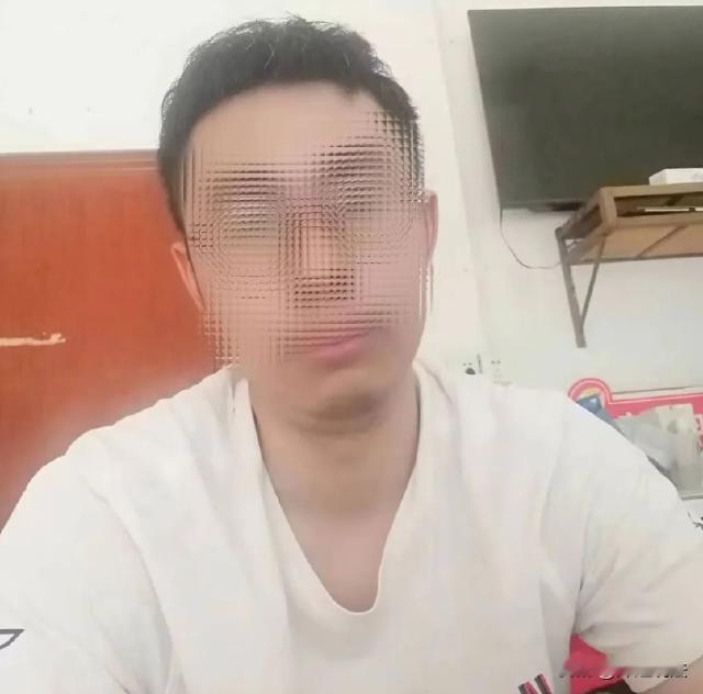 湖南永州，一男子在某卫生院上班，在网上认识了两位14岁的女孩，男子垂涎于女孩的美