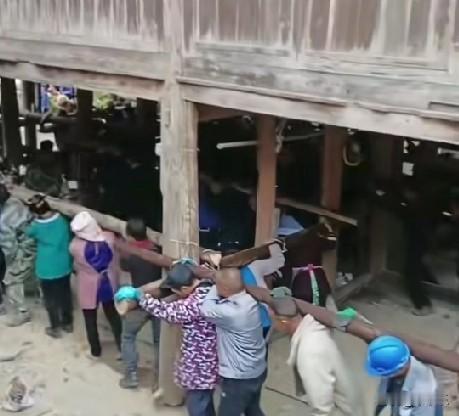 11月5日，在贵州榕江县的平寨村，一群村民200多号人用肩扛着一整座木屋搬移，木