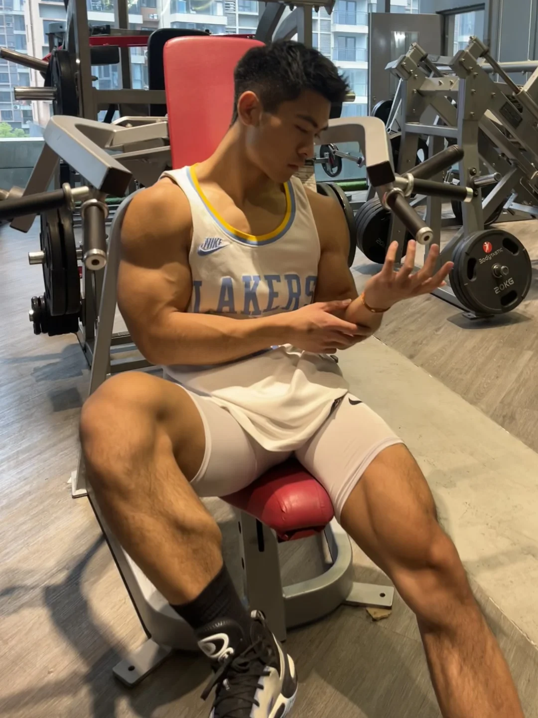 今天是肌肉男大