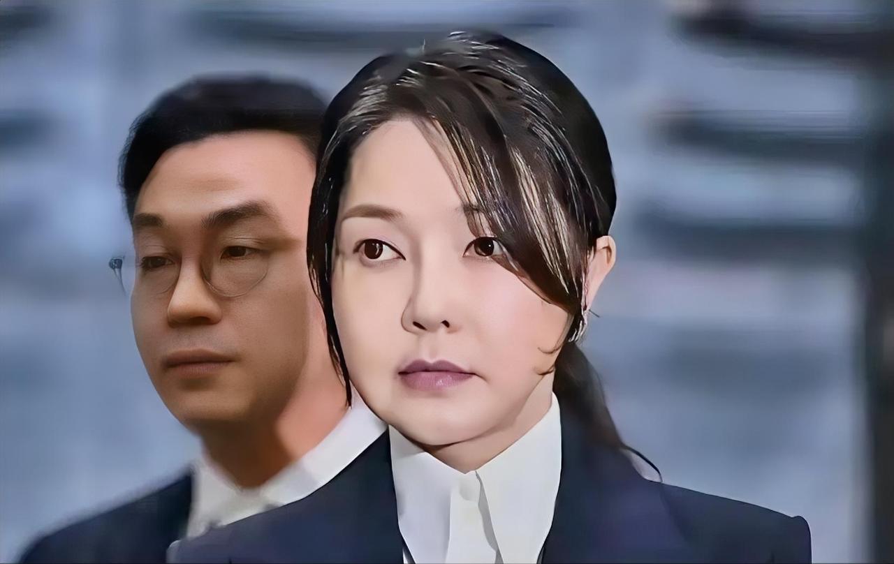【炸锅了！韩国政坛又曝出一个超级大瓜！2025年11月6日，负责调查金建
