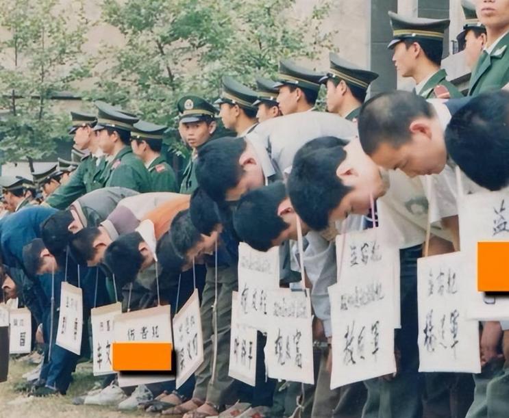 1983年，唐山菜刀队被枪决时的场景令人震惊。这些年轻人因犯罪而被判处死刑，他们