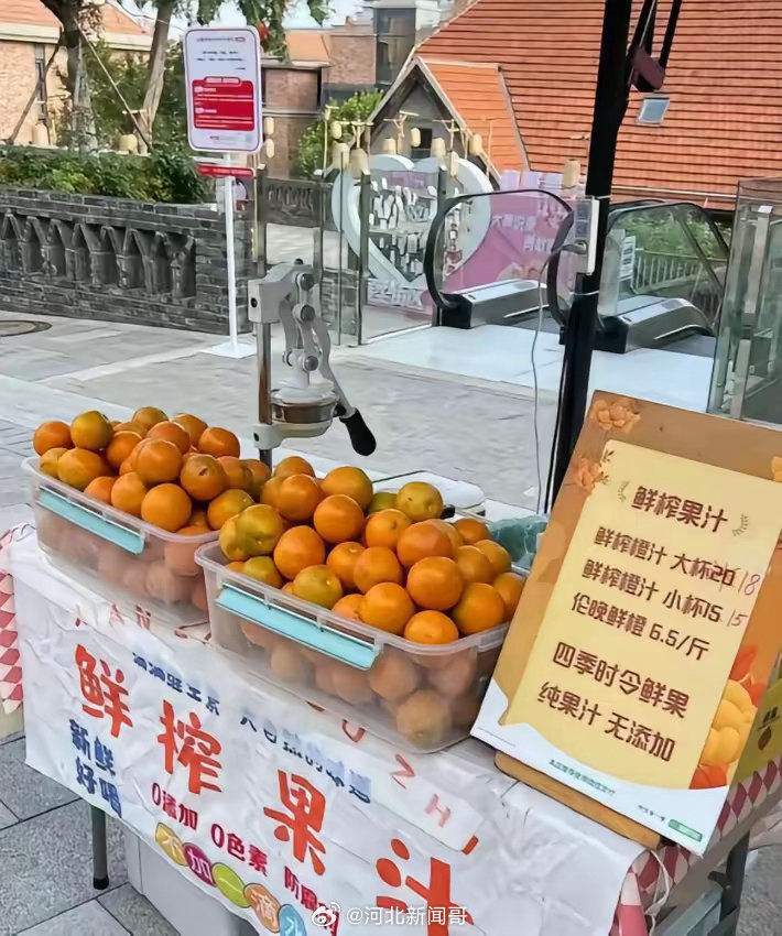 女子景区买现榨橙汁亲眼见扔6个鲜橙喝出粉冲味景区透明榨汁机竟是表演道具浙江景区现