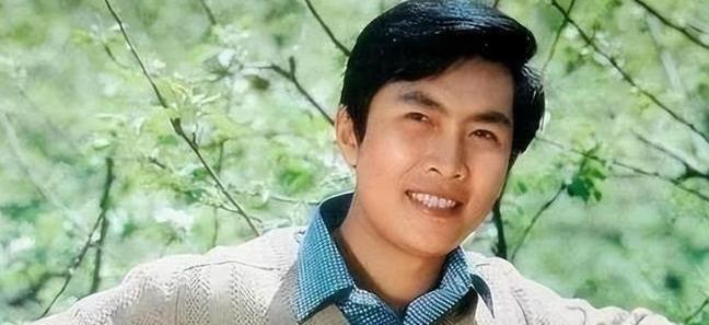 1990年除夕夜，唐国强的妻子洗完澡化完妆，用一根绳子结束了自己的生命，她留下遗