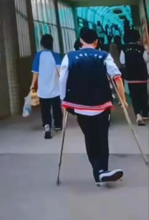 “太令人痛惜了！”四川凉山，一男生右腿残疾，拄拐上学，今年高考考了597分，成功